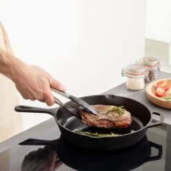 Navaris Gietijzeren Koekenpan - Braadpan Van Gietijzer - Ronde Skillet - Geschikt Voor Alle Warmtebronnen - Ø 30 Cm - Ovenbestendig Tot 260 Graden