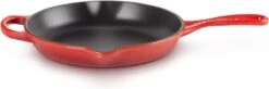 Le Creuset - Gietijzeren Ronde Skillet In Kersenrood 23cm -Pot Promotiewinkel 1200x397 1