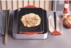 Le Creuset - Gietijzeren Grillplaat - 32x22cm - Kersenrood 9 Le Creuset - Gietijzeren Grillplaat - 32x22cm - Kersenrood -Pot Promotiewinkel 1200x807 6