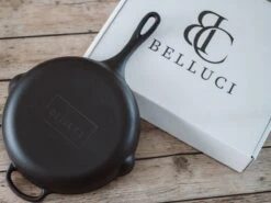 Belluci - Ø26cm - Koekenpan - Skillet + Deksel Geëmailleerde Gietijzeren Pan Voor BBQ En Inductie Incl. Accessoires - Hapjespan - Braadpan -Pot Promotiewinkel 1200x899 36