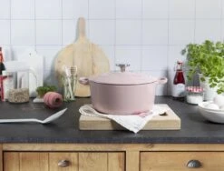 BK Bourgogne Braadpan Ø 24 Cm - Roze - Gietijzer - Inductie -Pot Promotiewinkel 1200x912 2